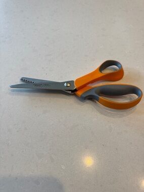 Fiskars pinking Orange & Gray Comfort-Handle Craft Scissors for Precise Cutting